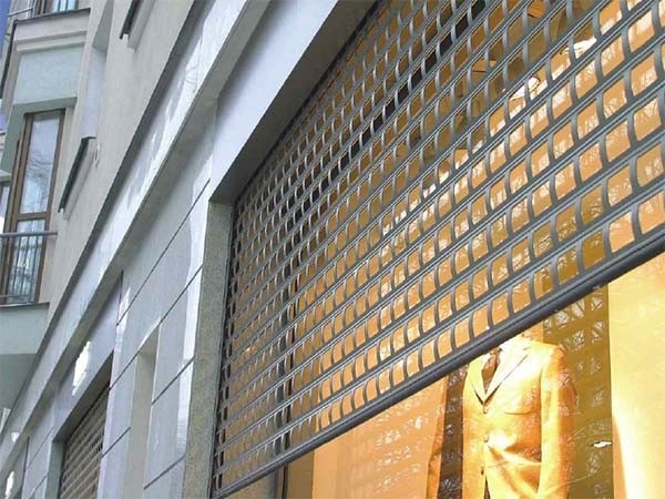 Определяемся с выбором: рольставни или решетки?