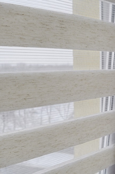 Рулонные шторы «день-ночь» на пластиковые окна: в интерьере, выбор конструкции, монтаж Рулонные шторы «день-ночь» на пластиковые окна: в интерьере, выбор конструкции, монтаж