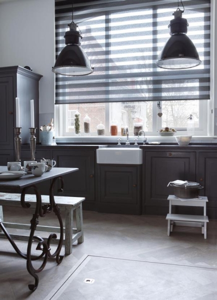 Рулонные шторы «день-ночь» на пластиковые окна: в интерьере, выбор конструкции, монтаж Рулонные шторы «день-ночь» на пластиковые окна: в интерьере, выбор конструкции, монтаж