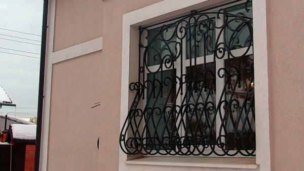 Решетки для цокольных окон (кованые), решетка на полуподвальное окно (цоколь) из металла, купить в Москве Решетки для цокольных окон (кованые), решетка на полуподвальное окно (цоколь) из металла, купить в Москве