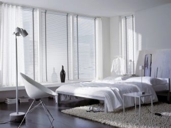 Жалюзи в спальню (75 фото): выбираем на пластиковые окна вертикальные и горизонтальные жалюзи Жалюзи в спальню (75 фото): выбираем на пластиковые окна вертикальные и горизонтальные жалюзи