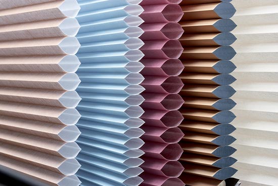 Жалюзи плиссе на пластиковые окна без сверления: установка и создание изделия своими руками Жалюзи плиссе на пластиковые окна без сверления: установка и создание изделия своими руками