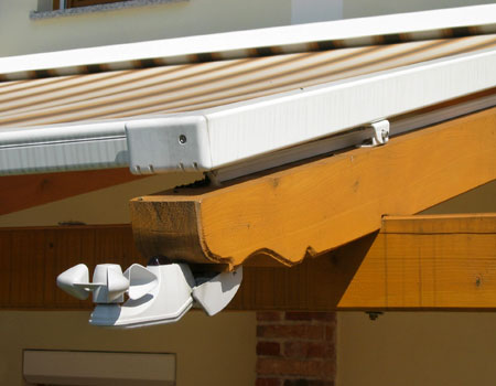 Жалюзи для зимнего сада: разновидности уличных жалюзи Жалюзи для зимнего сада: разновидности уличных жалюзи