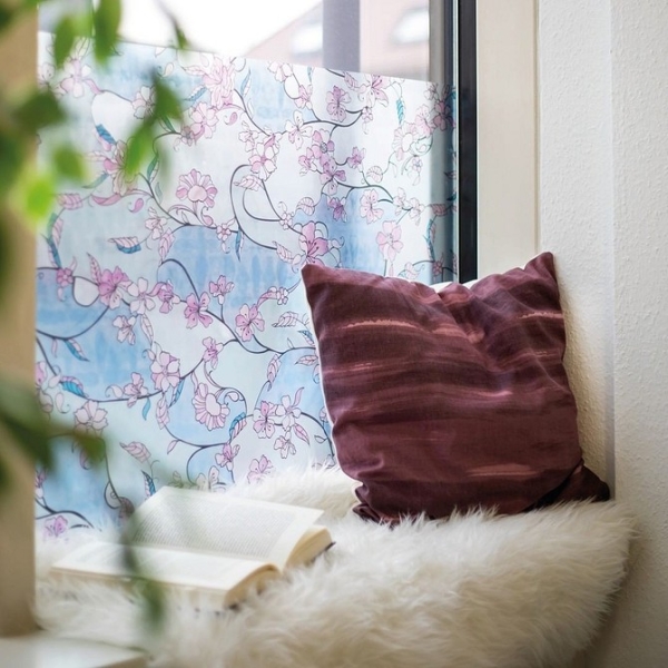 Как снять самоклеящуюся пленку со стекла