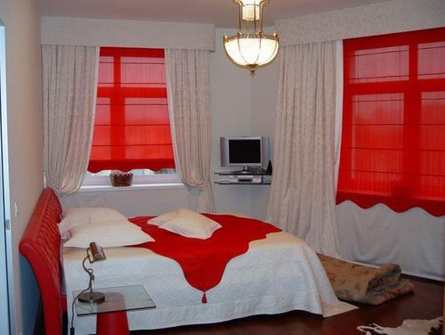 Жалюзи в спальню (75 фото): выбираем на пластиковые окна вертикальные и горизонтальные жалюзи Жалюзи в спальню (75 фото): выбираем на пластиковые окна вертикальные и горизонтальные жалюзи