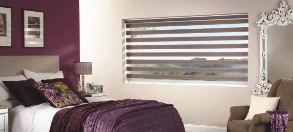 Жалюзи в спальню (75 фото): выбираем на пластиковые окна вертикальные и горизонтальные жалюзи Жалюзи в спальню (75 фото): выбираем на пластиковые окна вертикальные и горизонтальные жалюзи