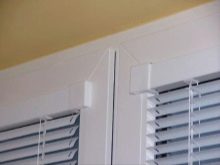 Как установить жалюзи горизонтальные на пластиковые окна (70 фото): как повесить на потолок, монтаж на стену и створку без сверления Как установить жалюзи горизонтальные на пластиковые окна (70 фото): как повесить на потолок, монтаж на стену и створку без сверления