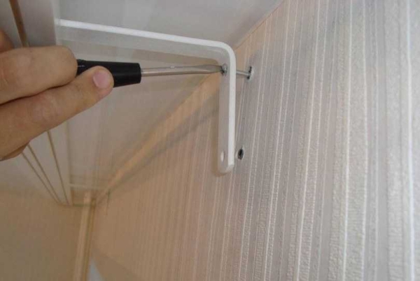 Установка карнизов (42 фото): как правильно повесить настенные и пластиковые потолочные и на какой высоте, монтаж на гипсокартон, как собрать