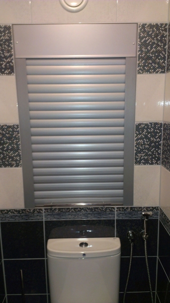 Рольставни в туалет (70 фото): жалюзи для сантехнического шкафа за унитазом, роллеты с печатью, установка и демонтаж своими руками