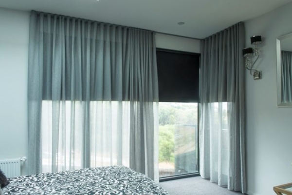 Жалюзи в спальню (75 фото): выбираем на пластиковые окна вертикальные и горизонтальные жалюзи Жалюзи в спальню (75 фото): выбираем на пластиковые окна вертикальные и горизонтальные жалюзи