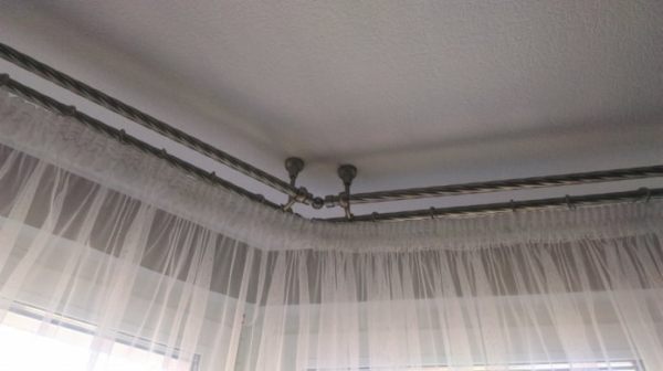 Выбор карниза для эркера: фото, какие варианты подходят для эркерных окон Выбор карниза для эркера: фото, какие варианты подходят для эркерных окон