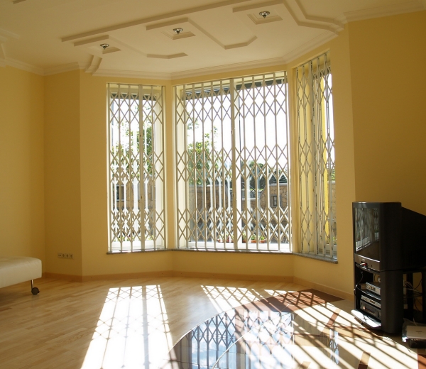 Решетки на окна — 105 фото лучших вариантов защиты окон и балконов Решетки на окна — 105 фото лучших вариантов защиты окон и балконов