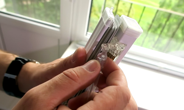 Как установить жалюзи горизонтальные на пластиковые окна (70 фото): как повесить на потолок, монтаж на стену и створку без сверления Как установить жалюзи горизонтальные на пластиковые окна (70 фото): как повесить на потолок, монтаж на стену и створку без сверления