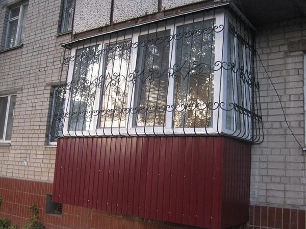 Виды решеток на балкон и лоджию: кованные, металлические, технология установки фото Виды решеток на балкон и лоджию: кованные, металлические, технология установки фото