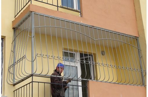 Виды решеток на балкон и лоджию: кованные, металлические, технология установки фото Виды решеток на балкон и лоджию: кованные, металлические, технология установки фото