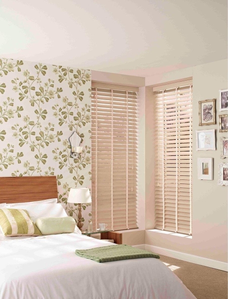 Жалюзи в спальню (75 фото): выбираем на пластиковые окна вертикальные и горизонтальные жалюзи Жалюзи в спальню (75 фото): выбираем на пластиковые окна вертикальные и горизонтальные жалюзи