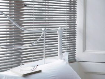 Жалюзи в спальню (75 фото): выбираем на пластиковые окна вертикальные и горизонтальные жалюзи Жалюзи в спальню (75 фото): выбираем на пластиковые окна вертикальные и горизонтальные жалюзи