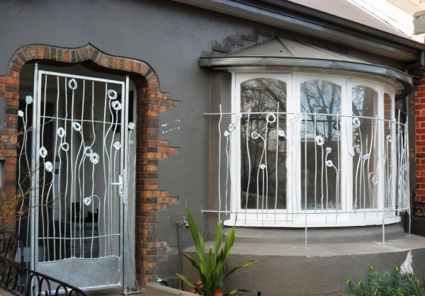 Решетки на окна — 105 фото лучших вариантов защиты окон и балконов Решетки на окна — 105 фото лучших вариантов защиты окон и балконов