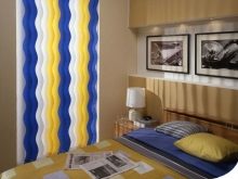 Жалюзи в спальню (75 фото): выбираем на пластиковые окна вертикальные и горизонтальные жалюзи Жалюзи в спальню (75 фото): выбираем на пластиковые окна вертикальные и горизонтальные жалюзи