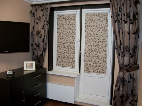 Жалюзи в спальню (75 фото): выбираем на пластиковые окна вертикальные и горизонтальные жалюзи Жалюзи в спальню (75 фото): выбираем на пластиковые окна вертикальные и горизонтальные жалюзи