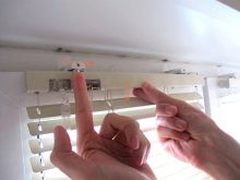 Как установить жалюзи горизонтальные на пластиковые окна (70 фото): как повесить на потолок, монтаж на стену и створку без сверления Как установить жалюзи горизонтальные на пластиковые окна (70 фото): как повесить на потолок, монтаж на стену и створку без сверления