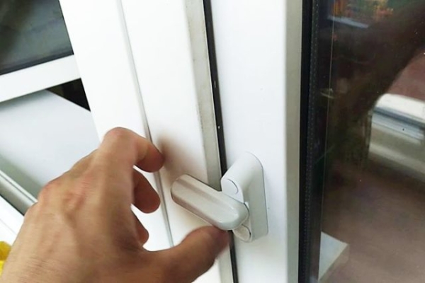 Замена ручки на пластиковой балконной двери