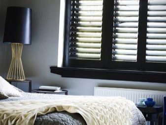 Жалюзи в спальню (75 фото): выбираем на пластиковые окна вертикальные и горизонтальные жалюзи Жалюзи в спальню (75 фото): выбираем на пластиковые окна вертикальные и горизонтальные жалюзи