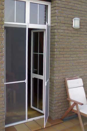 Как установить москитную сетку на дверь