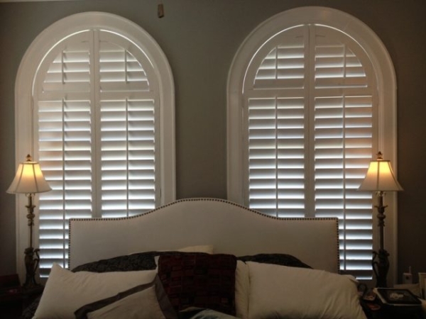 Жалюзи в спальню (75 фото): выбираем на пластиковые окна вертикальные и горизонтальные жалюзи Жалюзи в спальню (75 фото): выбираем на пластиковые окна вертикальные и горизонтальные жалюзи