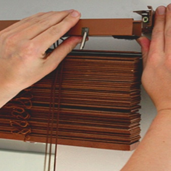 Как установить жалюзи горизонтальные на пластиковые окна (70 фото): как повесить на потолок, монтаж на стену и створку без сверления Как установить жалюзи горизонтальные на пластиковые окна (70 фото): как повесить на потолок, монтаж на стену и створку без сверления