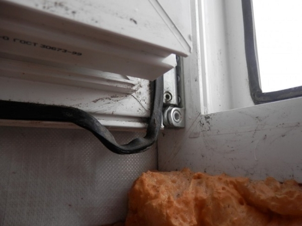 Как утеплить пластиковые окна если продувает своими руками