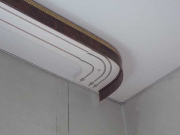 Установка карнизов (42 фото): как правильно повесить настенные и пластиковые потолочные и на какой высоте, монтаж на гипсокартон, как собрать