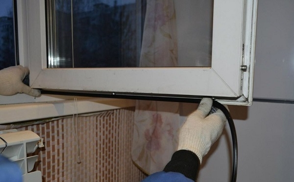 Как утеплить пластиковые окна если продувает своими руками