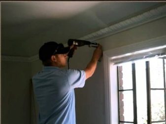 Как установить жалюзи горизонтальные на пластиковые окна (70 фото): как повесить на потолок, монтаж на стену и створку без сверления Как установить жалюзи горизонтальные на пластиковые окна (70 фото): как повесить на потолок, монтаж на стену и створку без сверления