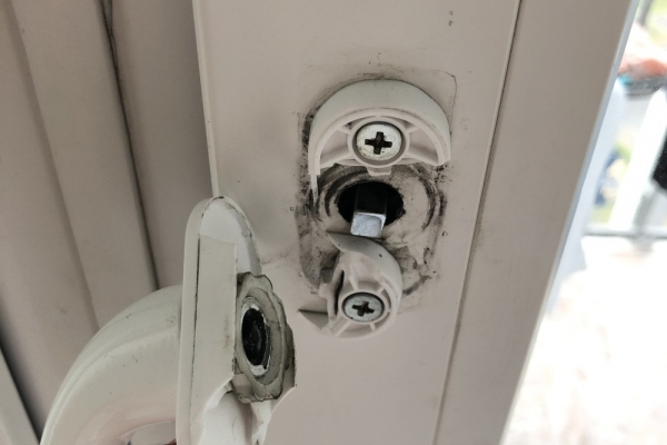 Замена ручки на пластиковой балконной двери