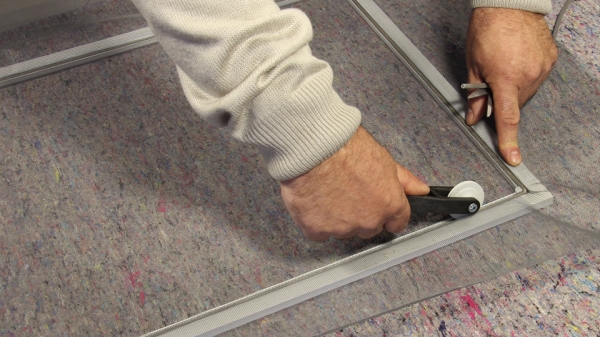 Как установить москитную сетку на окно своими руками Как установить москитную сетку на окно своими руками