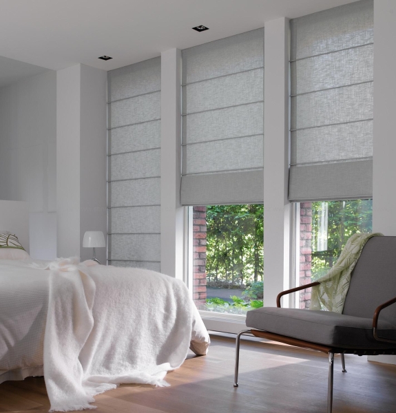 Жалюзи в спальню (75 фото): выбираем на пластиковые окна вертикальные и горизонтальные жалюзи Жалюзи в спальню (75 фото): выбираем на пластиковые окна вертикальные и горизонтальные жалюзи