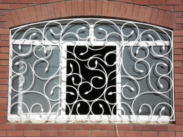 Виды решеток на балкон и лоджию: кованные, металлические, технология установки фото Виды решеток на балкон и лоджию: кованные, металлические, технология установки фото