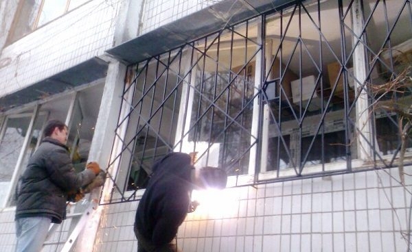 Виды решеток на балкон и лоджию: кованные, металлические, технология установки фото Виды решеток на балкон и лоджию: кованные, металлические, технология установки фото