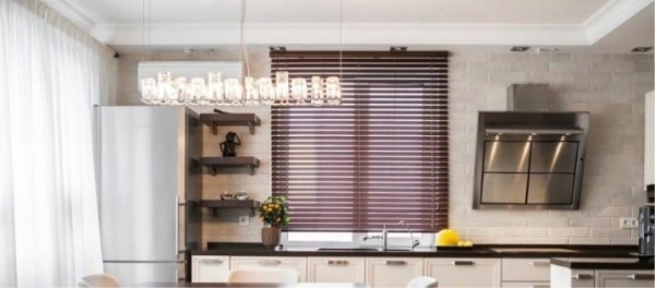 Как установить жалюзи горизонтальные на пластиковые окна (70 фото): как повесить на потолок, монтаж на стену и створку без сверления Как установить жалюзи горизонтальные на пластиковые окна (70 фото): как повесить на потолок, монтаж на стену и створку без сверления