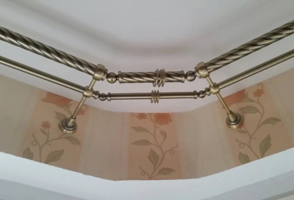 Выбор карниза для эркера: фото, какие варианты подходят для эркерных окон Выбор карниза для эркера: фото, какие варианты подходят для эркерных окон