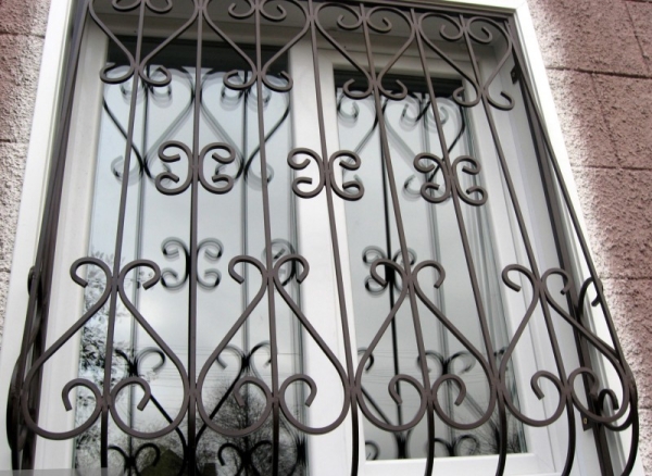 Установка решеток на окна: варианты конструкций и схема установки