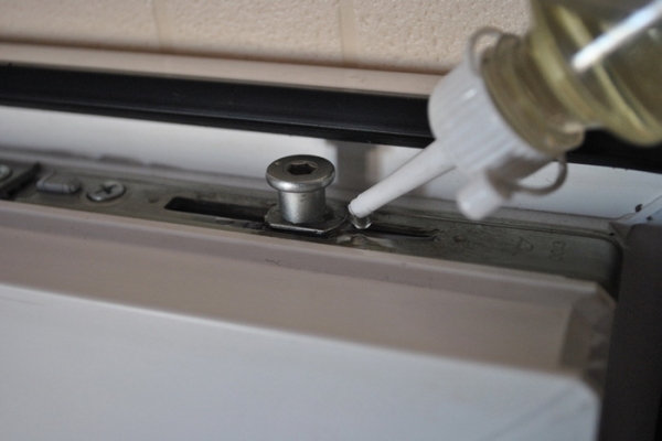 Чем и как смазать пластиковые окна: механизм, резинки, фурнитуру