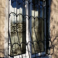 Установка решеток на окна: варианты конструкций и схема установки