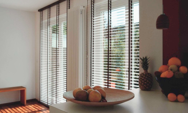 Жалюзи в спальню (75 фото): выбираем на пластиковые окна вертикальные и горизонтальные жалюзи Жалюзи в спальню (75 фото): выбираем на пластиковые окна вертикальные и горизонтальные жалюзи