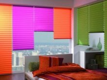 Жалюзи в спальню (75 фото): выбираем на пластиковые окна вертикальные и горизонтальные жалюзи Жалюзи в спальню (75 фото): выбираем на пластиковые окна вертикальные и горизонтальные жалюзи