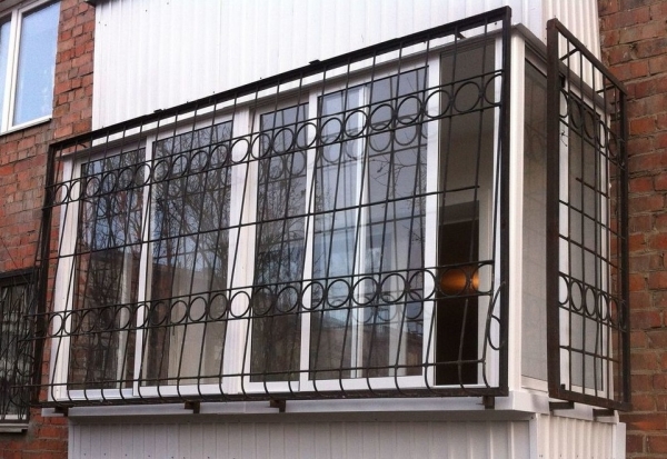 Виды решеток на балкон и лоджию: кованные, металлические, технология установки фото Виды решеток на балкон и лоджию: кованные, металлические, технология установки фото