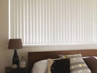 Жалюзи в спальню (75 фото): выбираем на пластиковые окна вертикальные и горизонтальные жалюзи Жалюзи в спальню (75 фото): выбираем на пластиковые окна вертикальные и горизонтальные жалюзи