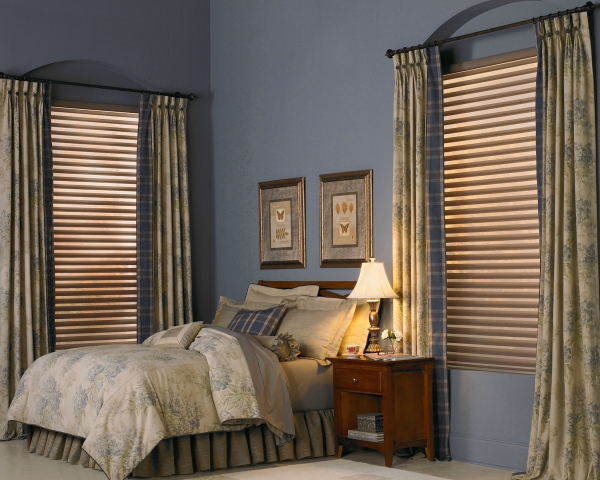 Жалюзи в спальню (75 фото): выбираем на пластиковые окна вертикальные и горизонтальные жалюзи Жалюзи в спальню (75 фото): выбираем на пластиковые окна вертикальные и горизонтальные жалюзи