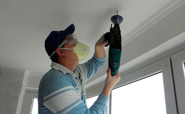 Установка карнизов (42 фото): как правильно повесить настенные и пластиковые потолочные и на какой высоте, монтаж на гипсокартон, как собрать